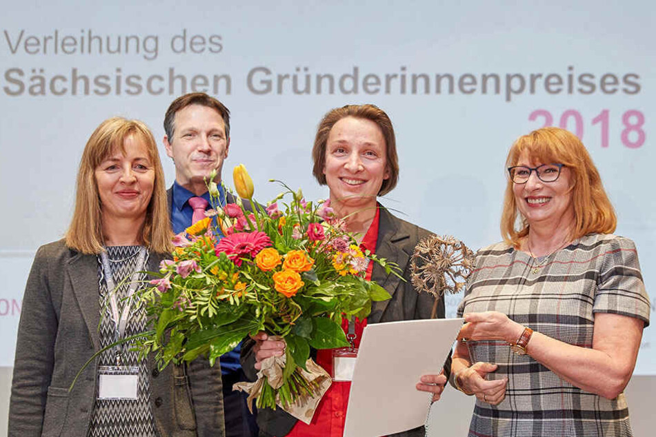 Die strahlende Siegerin Susann Mütze (35, 2.v.r.) aus Kamenz mit Ministerin Petra Köpping (59, r.) , Marketing-Professor Ralph Sonntag und Mauela Salewski (l.) von der Handwerkskammer.