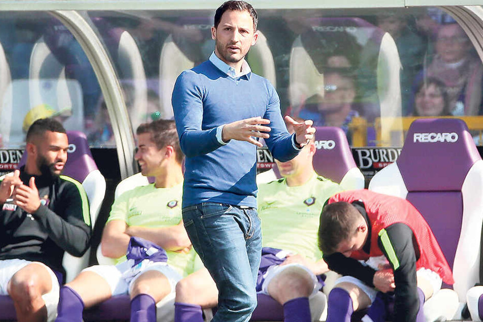 Aues Coach Domenico Tedesco (M.) hat seine Jungs davor gewarnt, die Kickers aus Würzburg trotz deren Negativserie zu unterschätzen.