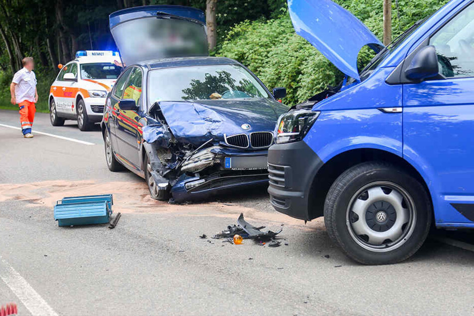 Der BMW und der VW stießen frontal zusammen.