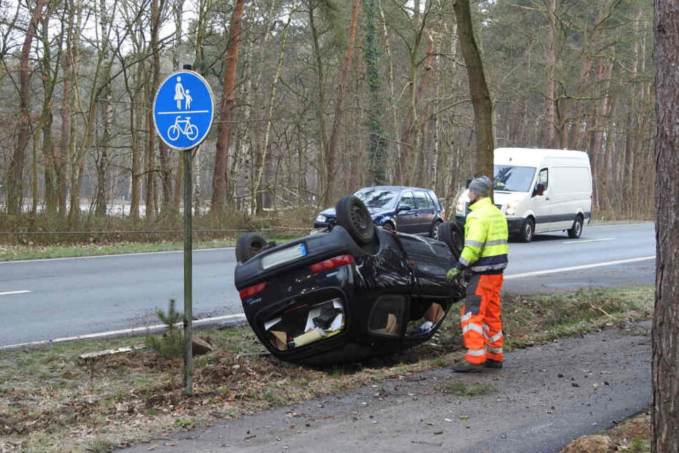 Bei der Irrfahrt nahm der 60-Jährige ein Vorfahrtszeichen und einen Leitpfosten mit.
