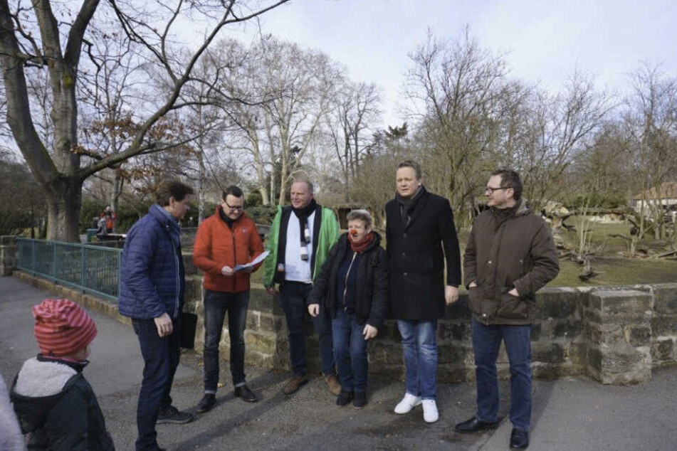 Schon im vergangenen Jahr ging der Erlös der Weihnachtsbaum-Abholaktion des Lions Club an den Zoo und an die MediClowns. Die Übergabe der Spenden erfolgte im Zoo.