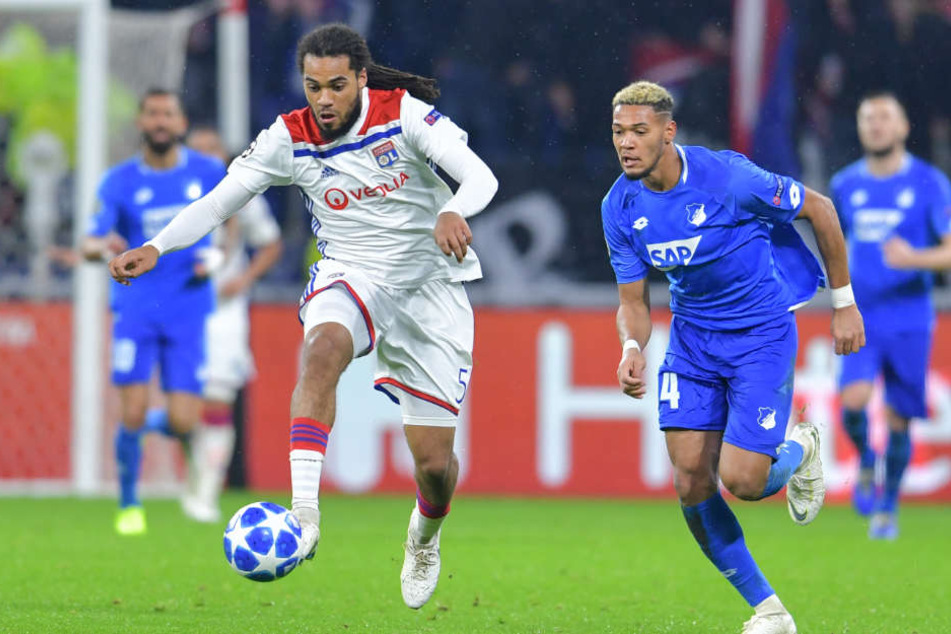 Lyons Jason Denayer (links) und Hoffenheims Joelinton kämpfen um den Ball.