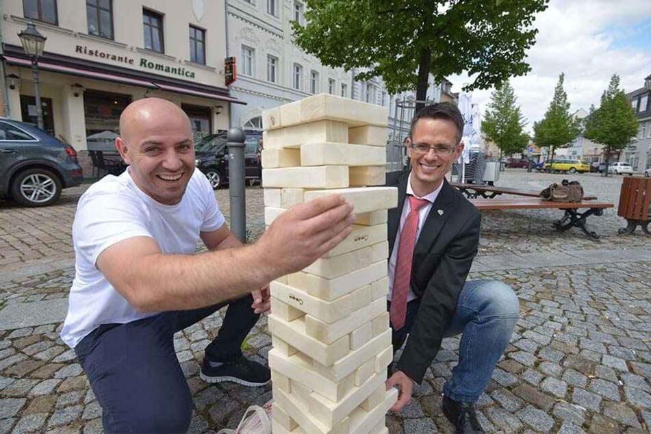 Restaurant-Chef Ismani Bujar (links) und Werdaus Oberbürgermeister Stefan Czarnecki
mit dem Riesen-Jenga-Turm.