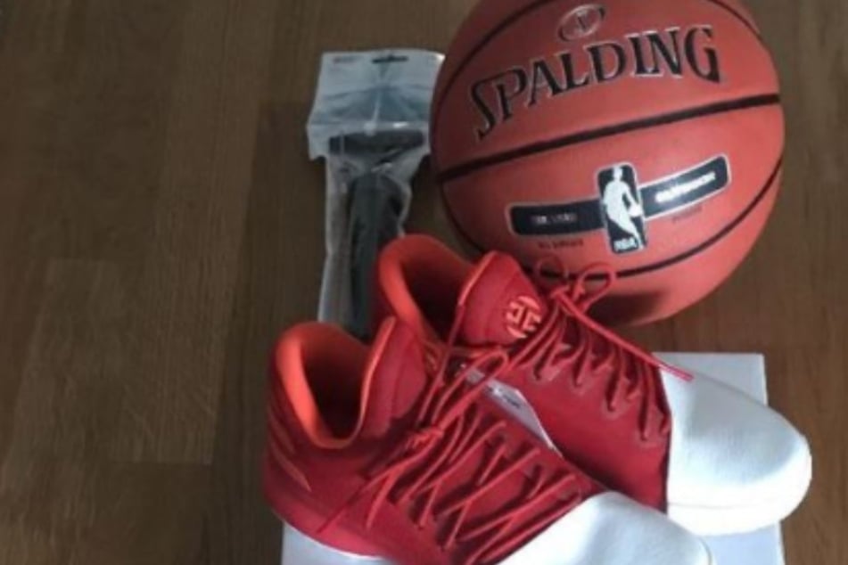 Neben Schuhen bekam Tarik auch noch einen neuen Rucksack und einen Basketball.