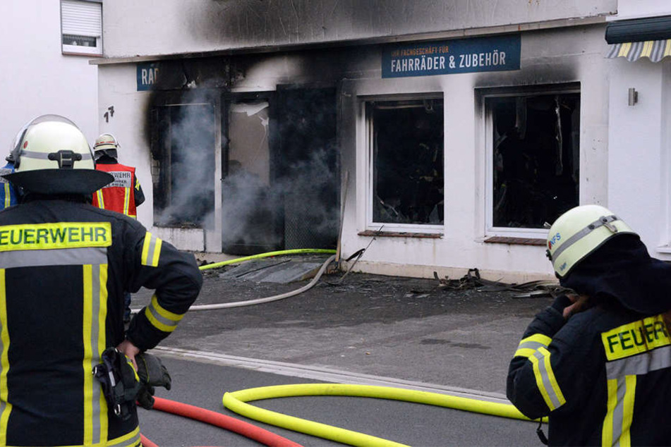 Das Feuer brach vermutlich in dem Fahrradladen im Erdgeschoss aus.
