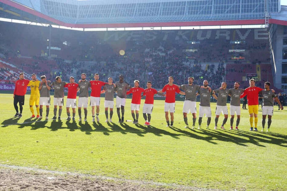 Die FSV-Kicker zeigten sich nach dem Punktgewinn stolz und glücklich vor den mitgereisten Fans.
