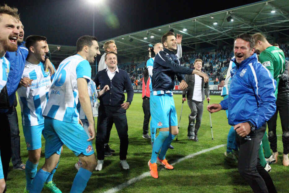 Thomas Sobotzik (M.) feierte mit den Himmelblauen nicht nur den Aufstieg, sondern auch den Einzug ins Sachsenpokalfinale.