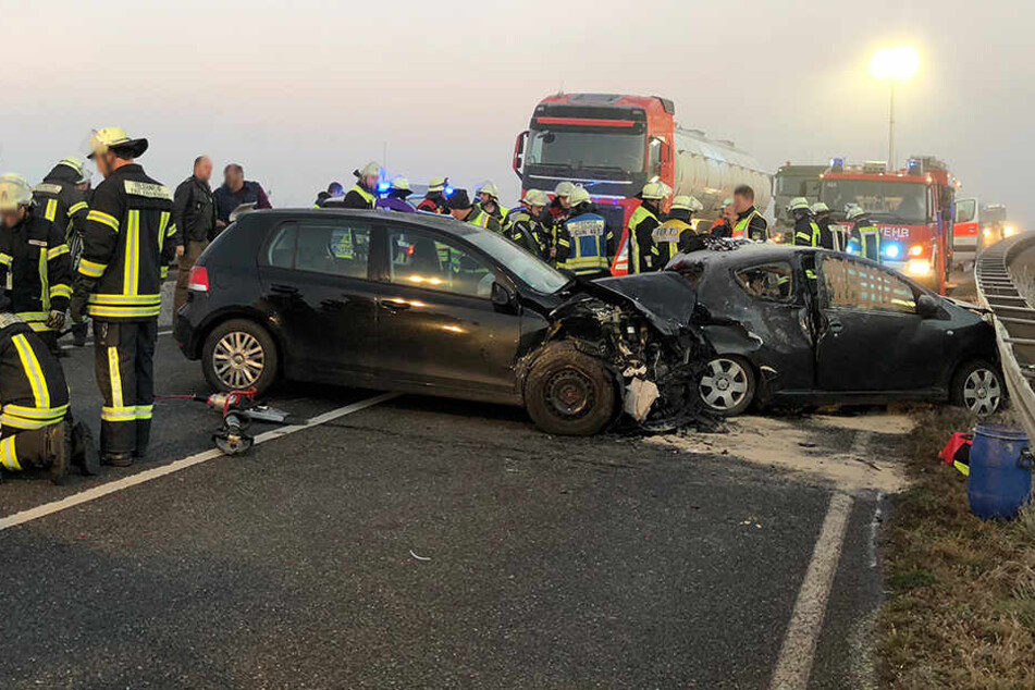 Auf der B13 ist ein Auto in den Gegenverkehr geschleudert. Beide Fahrer wurden verletzt.