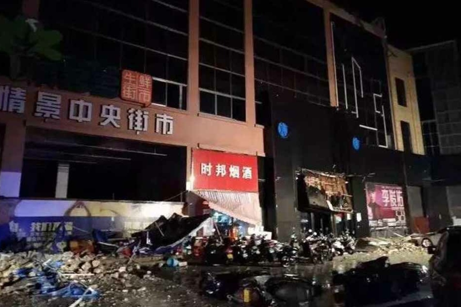 Drei Menschen Menschen kamen bei dem Einsturz eines dreistöckigen Hauses in der chinesischen Millionenmetropole Bose ums Leben.