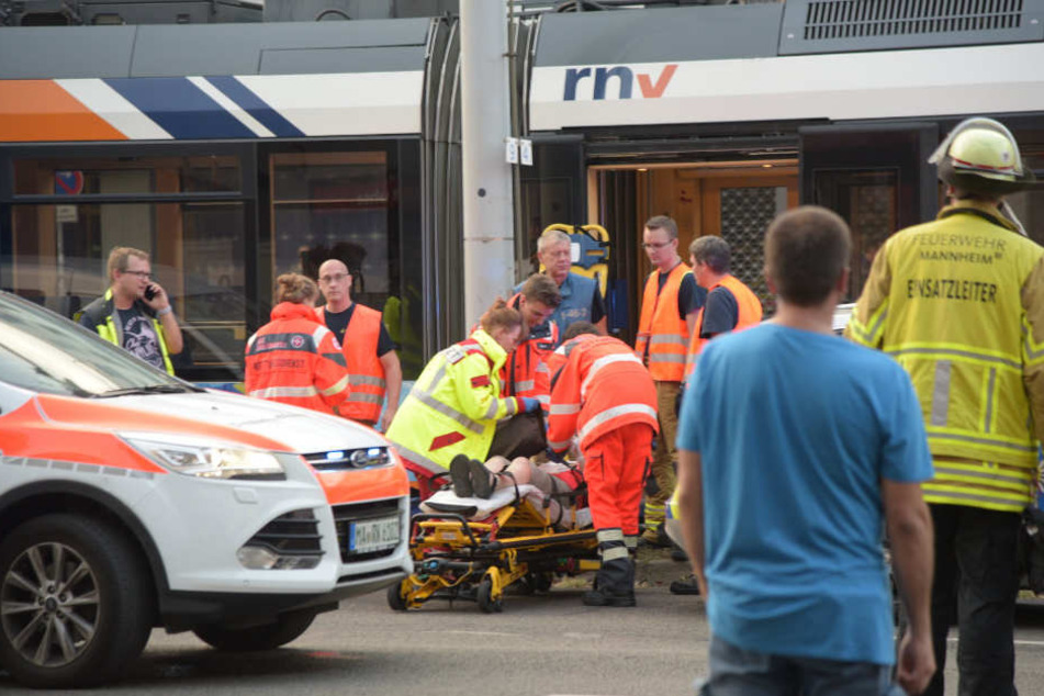 Einsatzkräfte versorgen eines der Opfer.