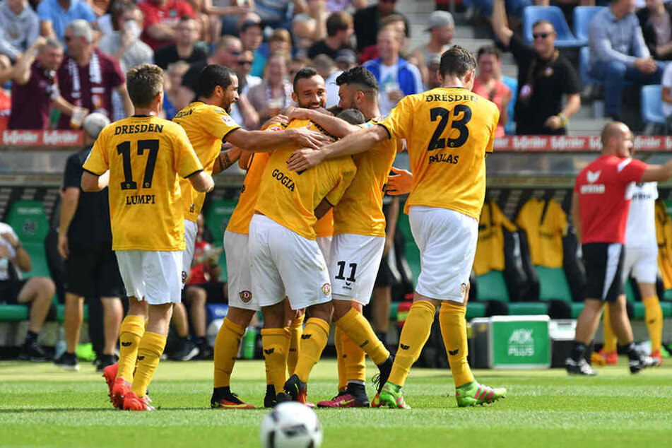 Die Mannschaft feiert Marvin Stefaniak, der per Kunstschuss zum 1:0 traf.