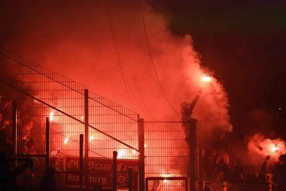Vor dem Pokalspiel gegen den HSV brannten Zuschauer im HFC-Block Bengalische Feuer ab. Auch für diesen Vorfall bittet der DFB den Drittligisten jetzt zur Kasse.