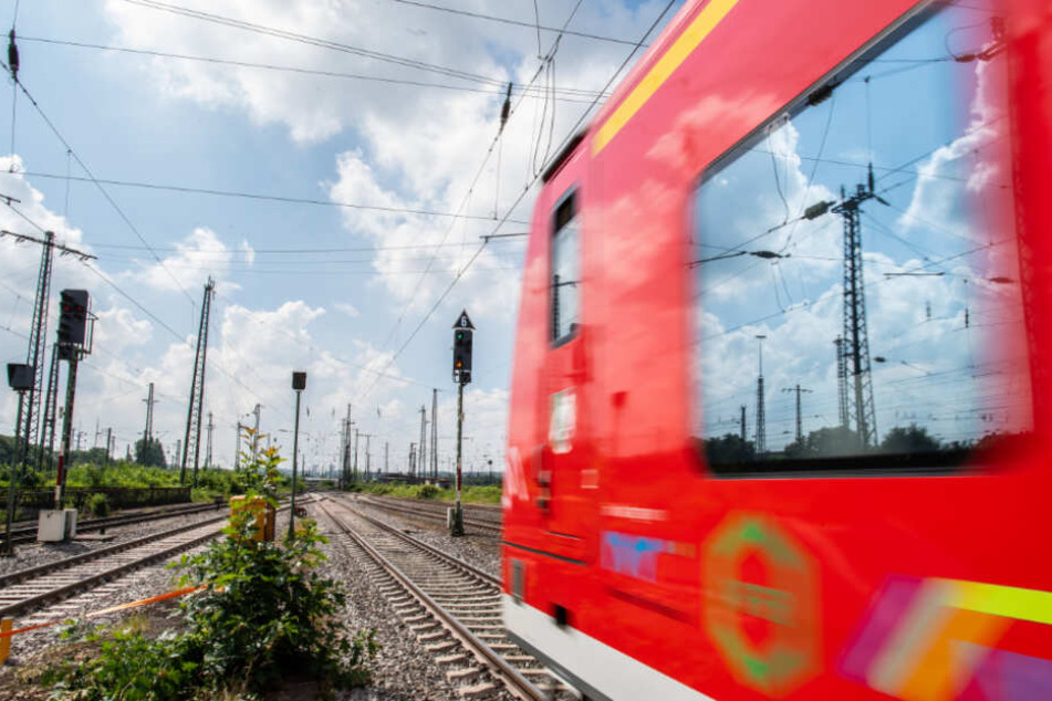 Während der Zugfahrt soll es zu der Handlung gekommen sein (Symbolfoto).
