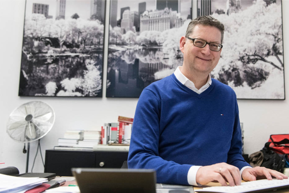 Der hessische SPD-Oppositionsführer Thorsten Schäfer-Gümbel, aufgenommen in seinem Büro.