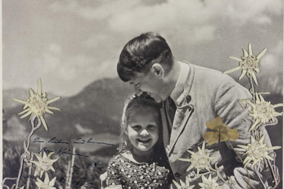 Das Foto aus dem Jahr 1933, das von Alexander Historical Auctions veröffentlichtet wurde, zeigt Adolf Hitler, der das jüdische Mädchen Bernhardine "Rosa" Nienau umarmt.