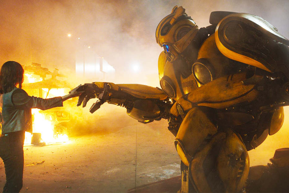 Charlie (Hailee Steinfeld) und Bumblebee (r.).