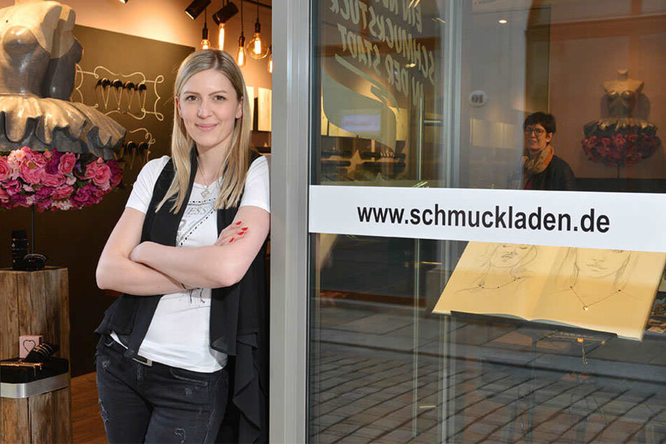 In der Sporergasse freut sich Julia Schulze (27) auf Kunden.