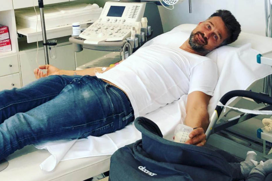 Wayne Carpendale (41) receives an infusion and feeds his baby.