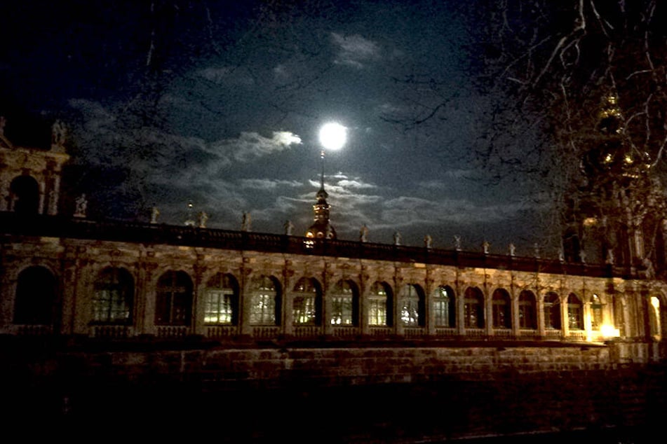 19.16 Uhr: Vollmond über dem Dresdner Zwinger.