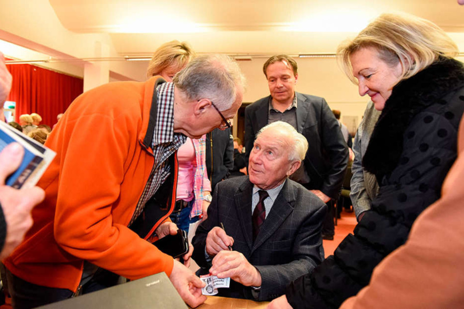 Signierstunde im Raumfahrtmuseum: Sigmund Jähn hat Fans in Ost und West.