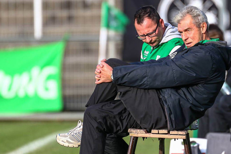 Trainer Dietmar Demuth (r.) zog durch ein 6:3 nach Verlängerung mit Sachsenpokal-Titelverteidiger Chemie Leipzig bei Fortuna Trebendorf ins Viertelfinale ein und trifft dort jetzt auf Rivale 1. FC Lok. (Archivbild)