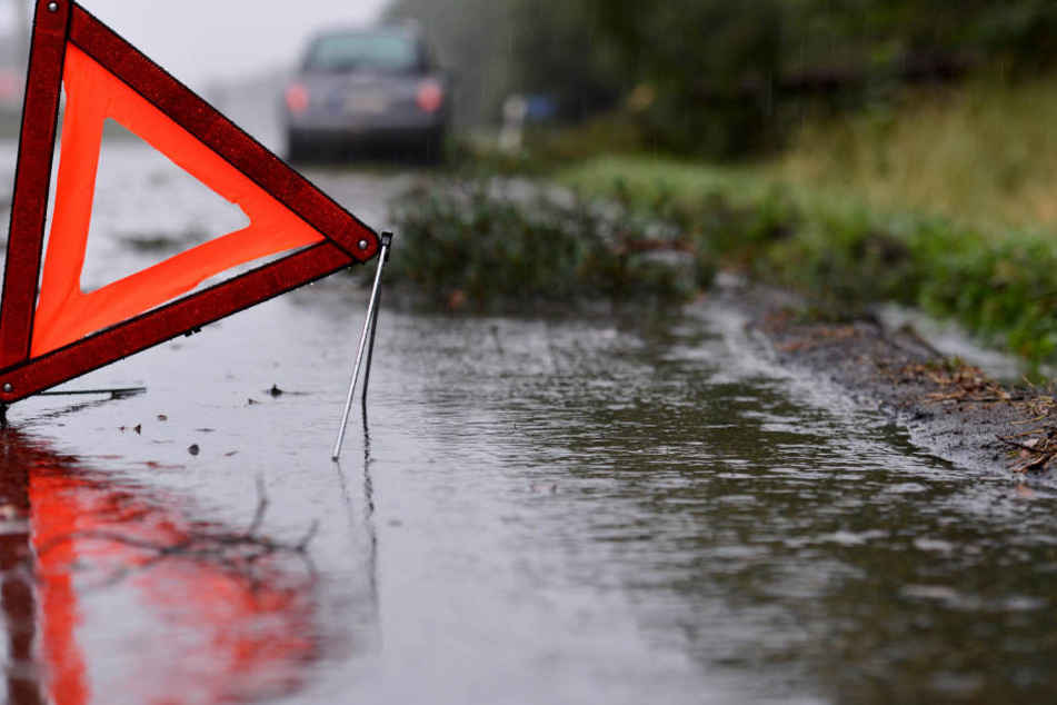 Auf der A 672 in Darmstadt kam es zu einem Autounfall. Der Fahrer floh. (Symbolbild)