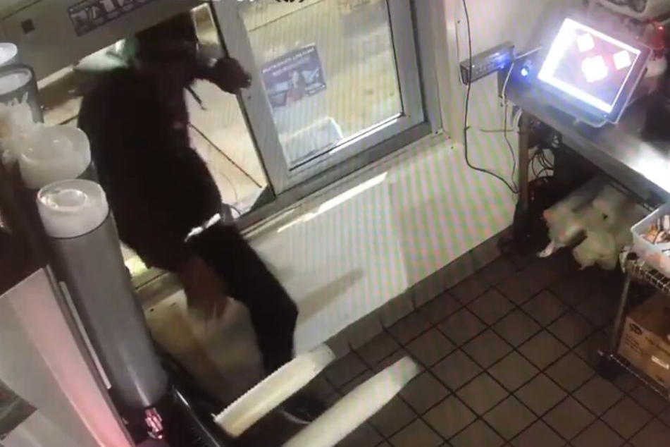 Der unbekannte Mann betritt Taco Bell durch das Ausgabefenster.