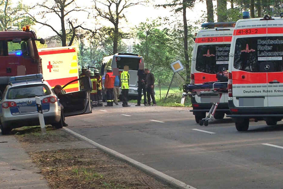 Bei einem Frontalzusammenstoß in Nordsachsen sind insgesamt fünf Menschen verletzt worden, zwei von ihnen lebensbedrohlich. (Symbolbild)