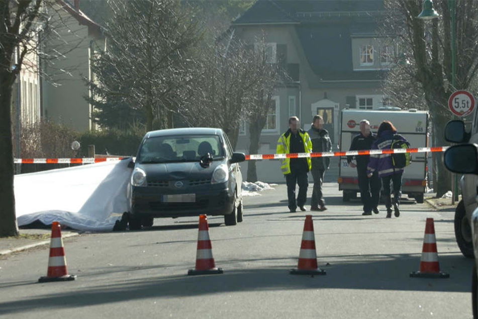 Die Polizei an der Unfallstelle auf der August-Bebel-Straße in Naunhof.