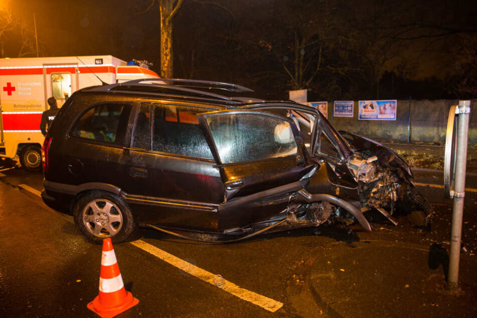 Der betrunkene Fahrer musste nach dem Alkoholtest direkt verletzt ins Krankenhaus.
