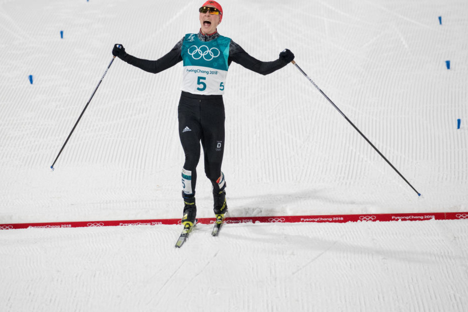 Eric Frenzel aus Deutschland fährt als Erster ins Ziel.