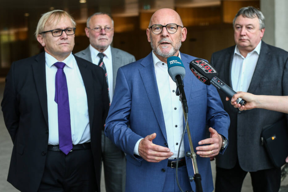 Von links nach rechts im Bild: Martin Selig, Regionalleiter Produktion bei der DB Regio in Baden-Württemberg, Roman Müller, Geschäftsführer von Abellio Baden-Württemberg, Winfried Hermann (Bündnis 90/Die Grünen), Verkehrsminister von Baden-Württemberg und