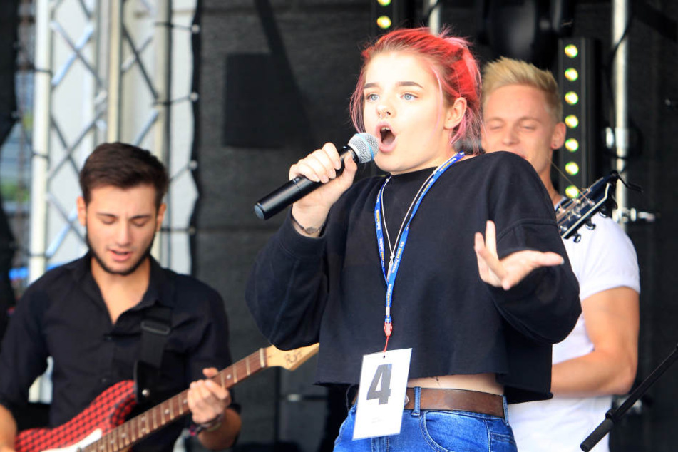 Siegerständchen: "Zwickaus Superstar" Luise Heide singt "Seven Nation Army", begleitet von der Band Rock Ambulance.