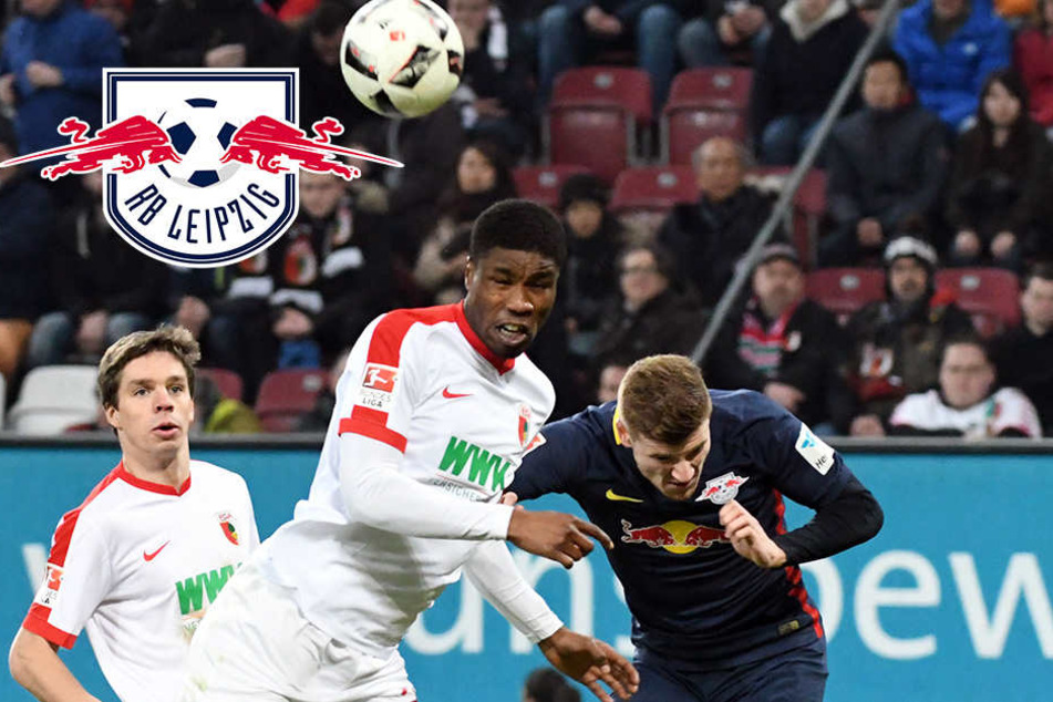 Augsburgs Kevin Danso und Timo Werner von Leipzig beim Kampf um den Ball.