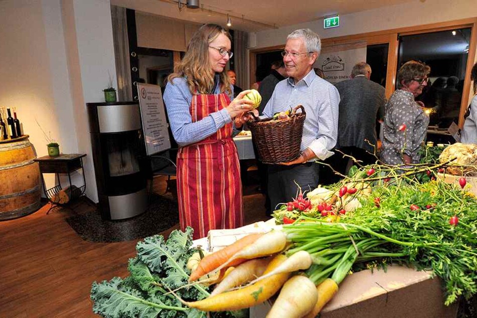 Regional bevorzugt: Chef Norbert Hanussek (63) lässt sich sein Gemüse von
Yvonne Graunitz (40) aus Burgstädt liefern.