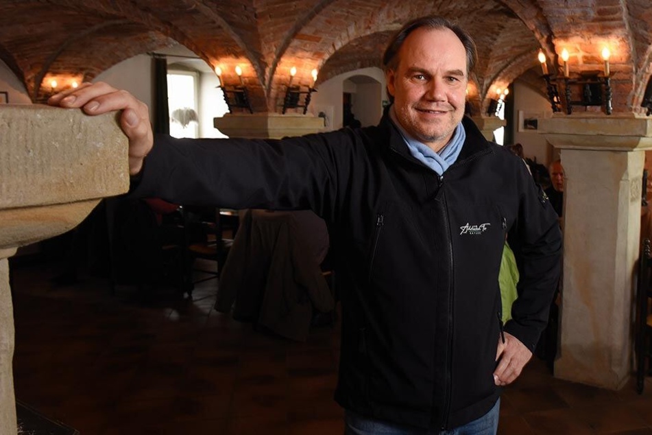 Hotelchef Gerrit Curcio (51) im Kreuzgewölbe-Restaurant vom "Alten Zollhaus". Auf der Karte stehen deutsche und italienische Gerichte.