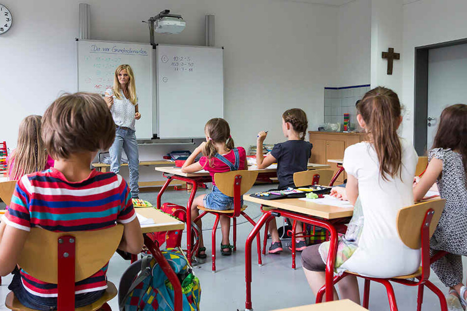 Ausgebildete Lehrer sind kaum noch zu finden. CDU und SPD verhandeln immer noch über die Lösung des Lehrermangels.
