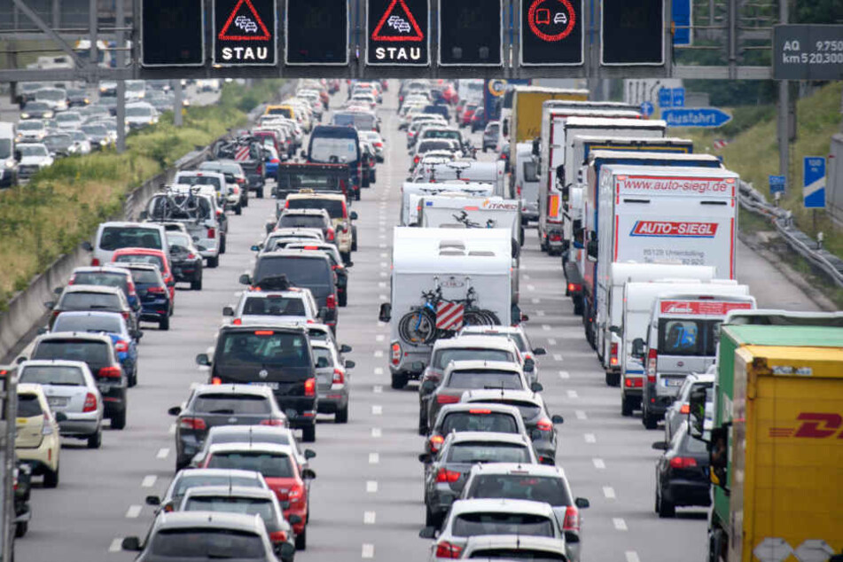 Die A9 in Richtung Berlin ist am Mittwochmorgen voll gesperrt. (Symbolbild)