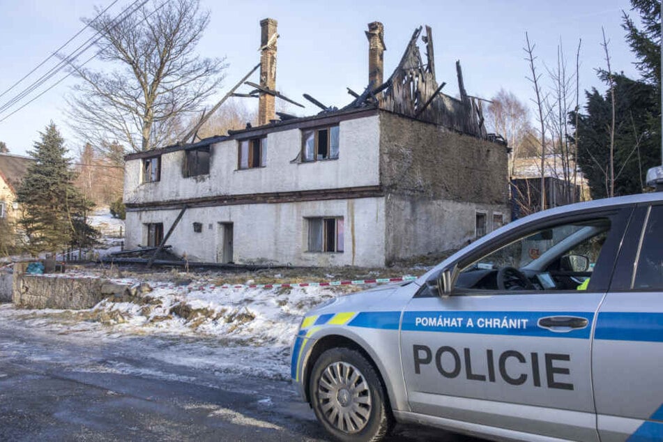 Von dem Wohnhaus stehen nach dem Brand nur noch die Grundmauern.