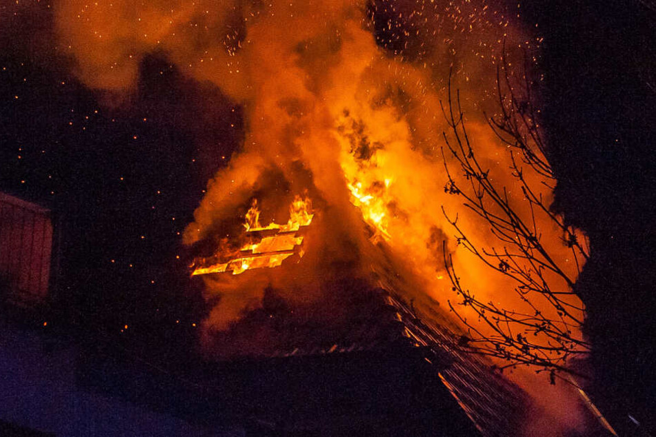 Meterhoch schlugen die Flammen aus dem Dach.