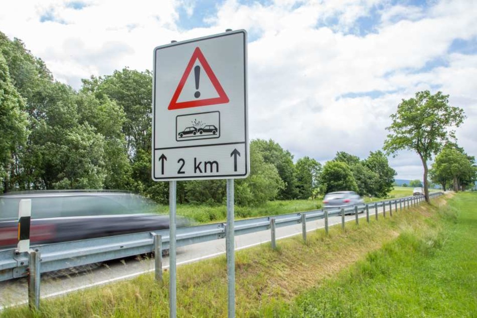 Die neuen Schilder sollen die Autofahrer vor den Gefahren warnen.