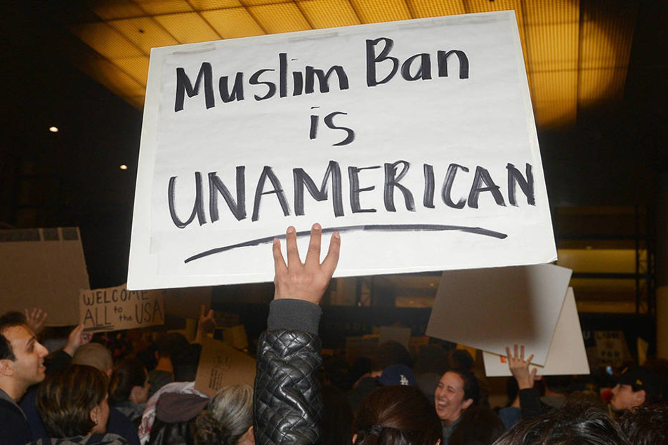 An Flughafen in New York demonstrierten die Menschen gegen den Einreisestopp für Muslime.