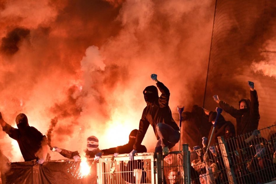 Damit die zunächst verbotene Choreo aufgeführt werden kann, hat Bayer Leverkusen extra einen Pyroexperten engagiert (Symbolbild).