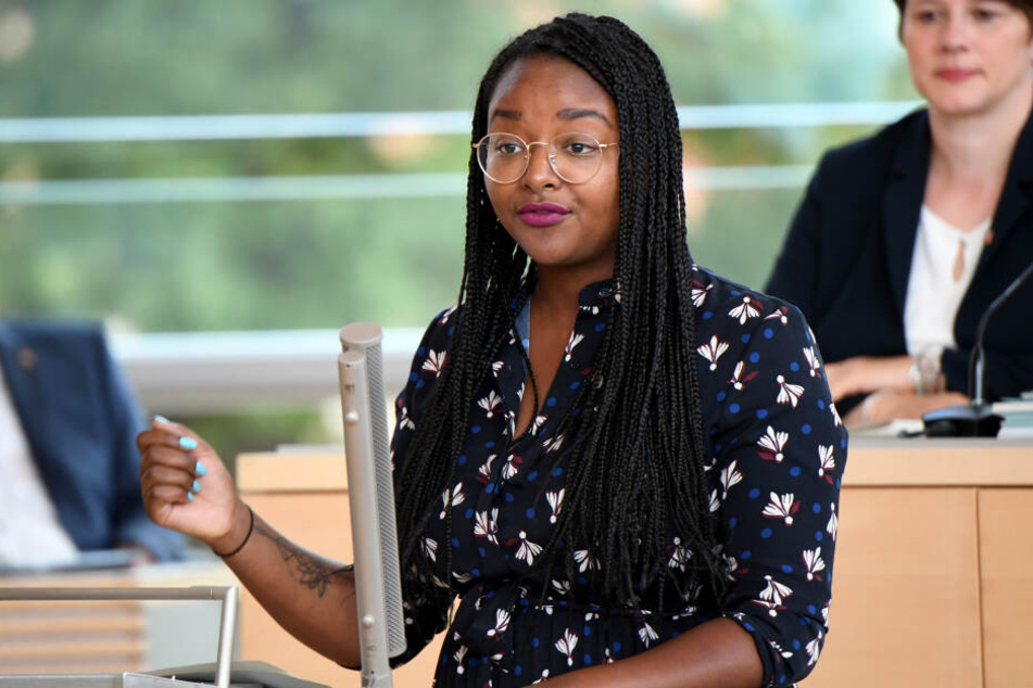 Aminata Touré (Bündnis90/Die Grünen) spricht im Kieler Landtag bei einer Debatte über das Thema Asylrecht und die Abschiebung von Fachkräften.