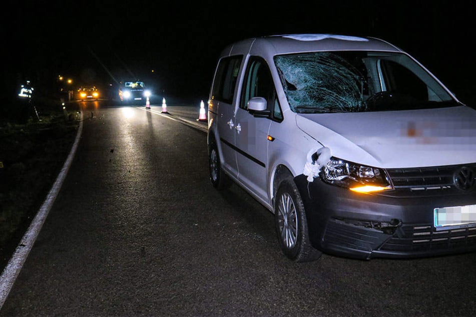 Der VW Caddy erfasste den dunkel gekleideten Senior auf der B101.