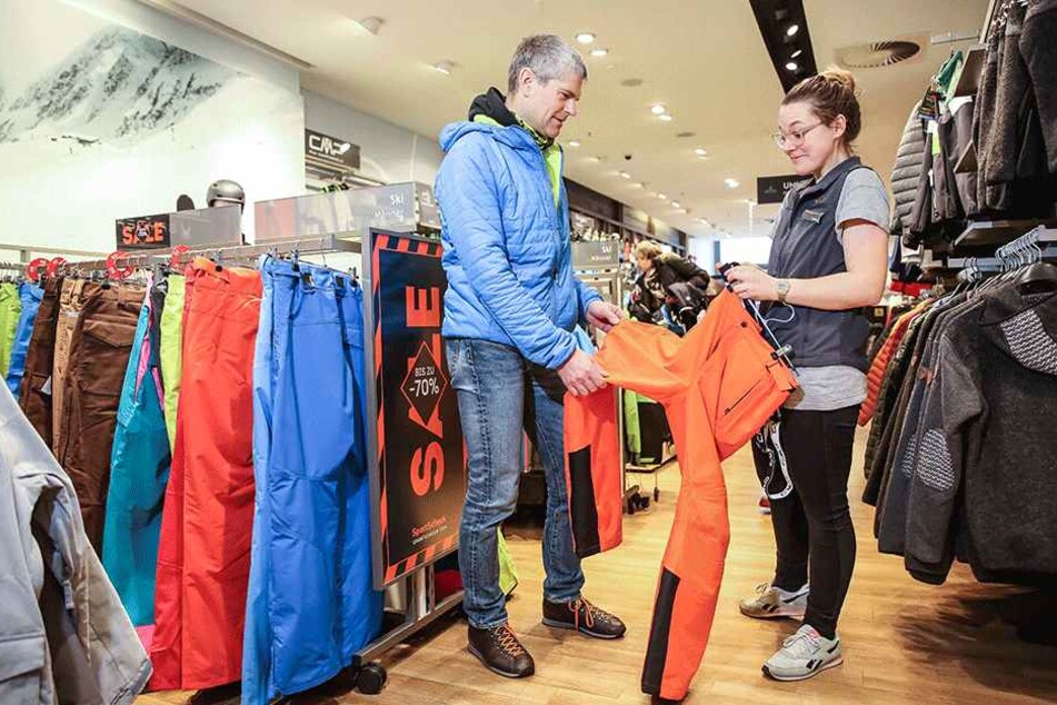 SportScheck-Mitarbeiterin Corinna Hoppe (28) ködert Kunde Stephan Hölzel (48) mit einer Skihose.