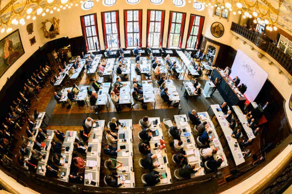 Die Abgeordneten der Bremischen Bürgerschaft sitzen im provisorischen Plenarsaal im Rathaus.