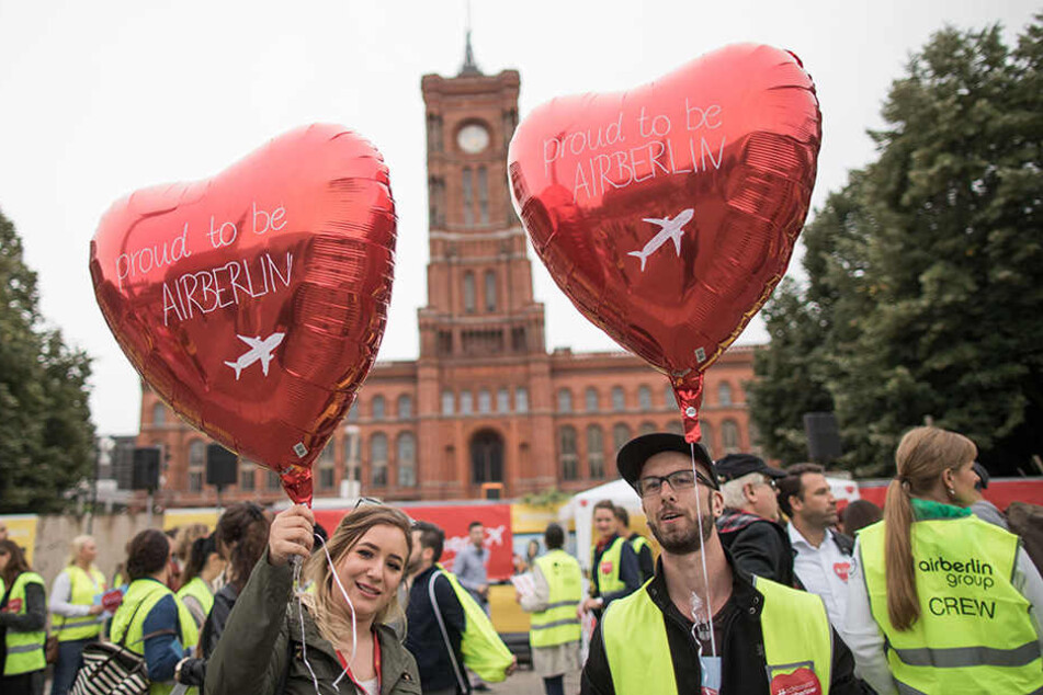 Zwei Luftballons mit der Aufschrift "proud to be AirBerlin" werden in die Höhe gehalten.