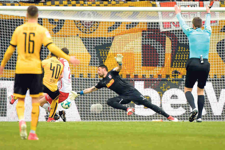 Erich Berko (Nummer 40) trifft zum 1:0. Schiri Daniel Siebert (r.) zeigt an: Alles korrekt!