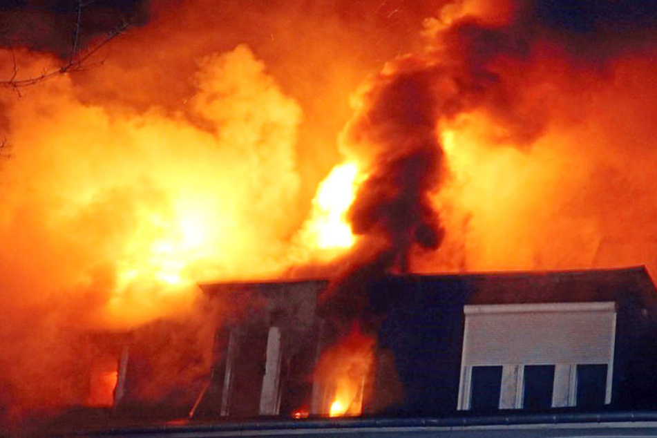 Das Feuer griff auf das gesamte Haus über. (Symbolbild)